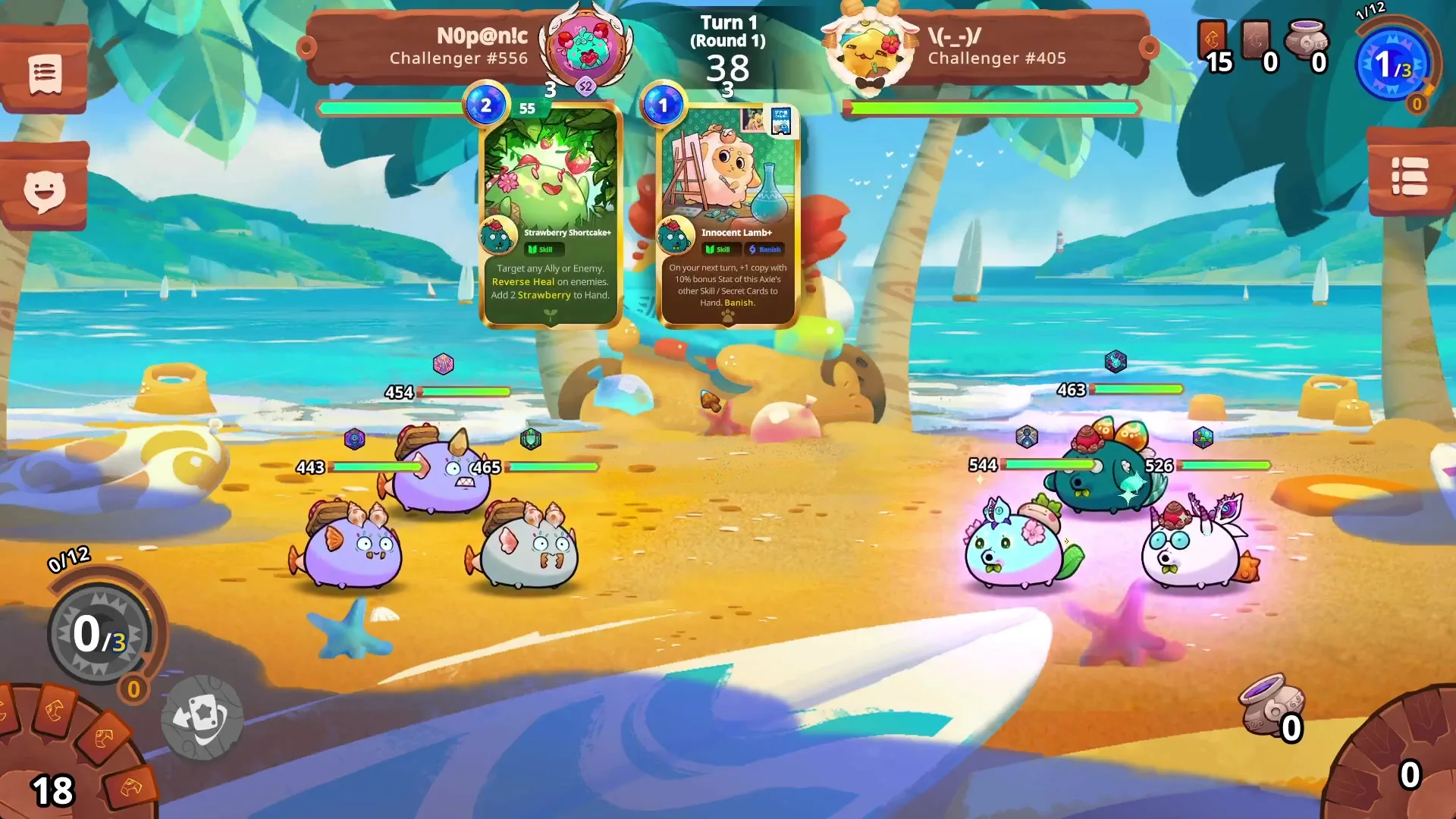 画像は「Axie Infinity」というゲームのバトルシーンを示しており、ビーチという背景の下で、プレイヤーが「Strawberry Shortcake+」と「Innocent Lamb+」のカードを使って、敵のアキを攻撃している様子が描かれています。.