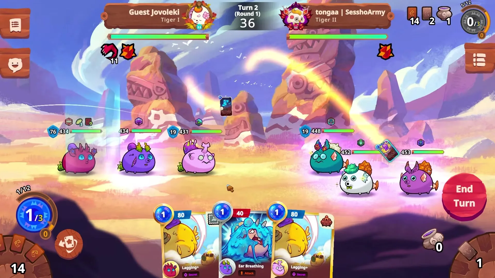 Axie Infinityの対戦画面で、青い背景と岩があるフィールド上で2チームの生き物たちが攻撃し合っています。.