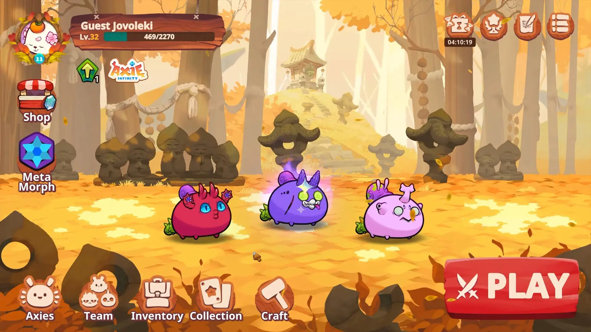 ゲーム「Axie Infinity」のスクリーンショットでは、秋色の森を背景に、3体の丸い形のキャラクター（アキシ）が並んで立っており、プレイヤー情報やショップ、プレイボタンなどのUI要素も表示されています。.